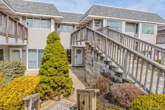 805 Bluffs Drive N, Baiting Hollow, NY 11933