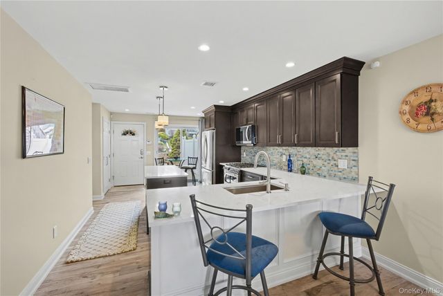 805 Bluffs Drive N, Baiting Hollow, NY 11933