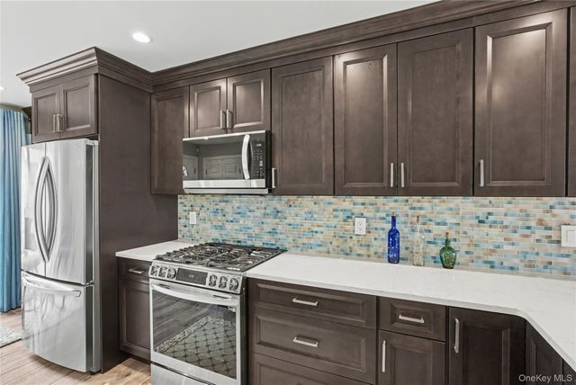 805 Bluffs Drive N, Baiting Hollow, NY 11933