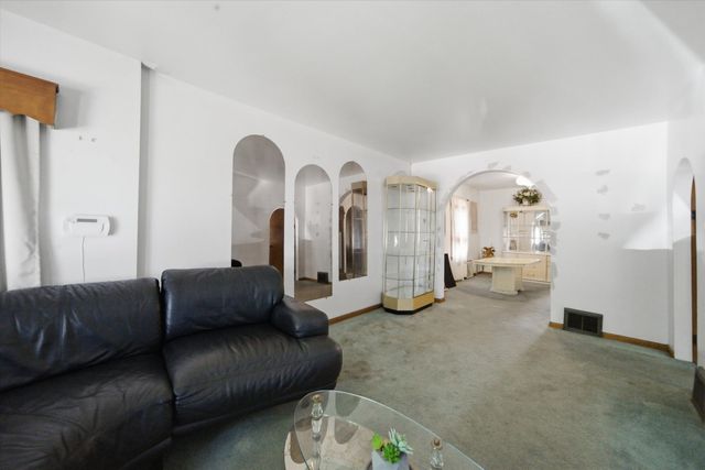 4819 W Race Avenue, Chicago, IL 60644