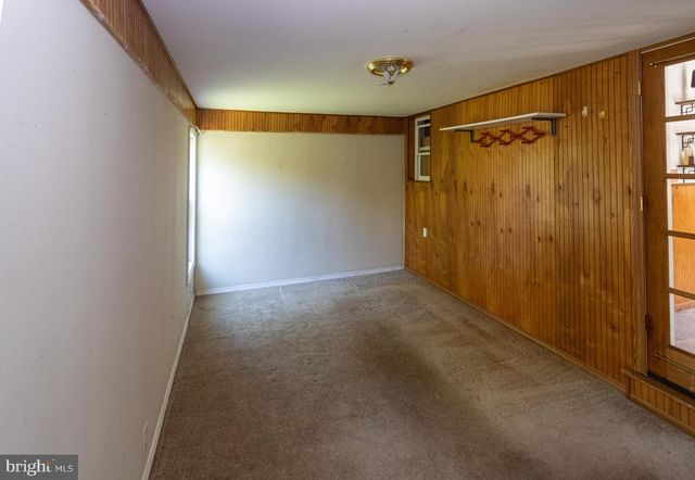 11 MOUNT LAUREL RD, Mount Laurel, NJ 08054