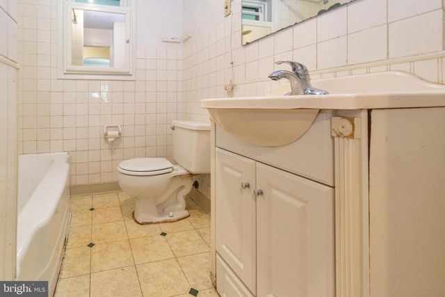 11 MOUNT LAUREL RD, Mount Laurel, NJ 08054