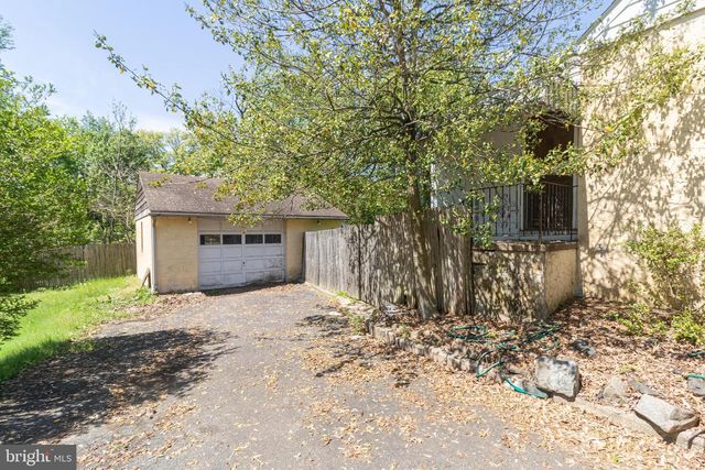 11 MOUNT LAUREL RD, Mount Laurel, NJ 08054