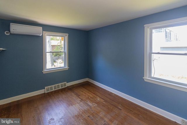 11 MOUNT LAUREL RD, Mount Laurel, NJ 08054