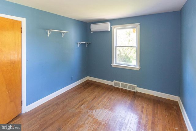 11 MOUNT LAUREL RD, Mount Laurel, NJ 08054