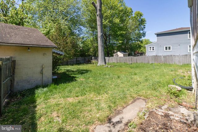 11 MOUNT LAUREL RD, Mount Laurel, NJ 08054