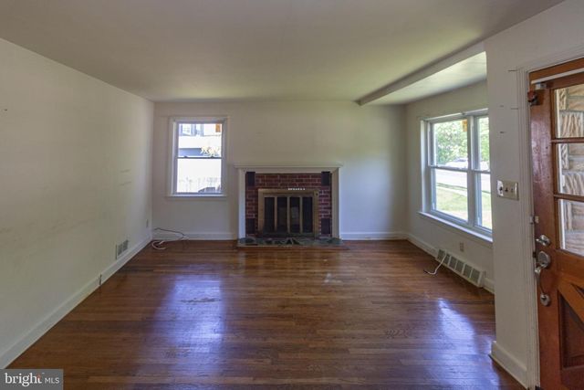 11 MOUNT LAUREL RD, Mount Laurel, NJ 08054