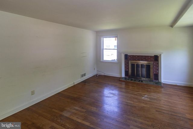 11 MOUNT LAUREL RD, Mount Laurel, NJ 08054