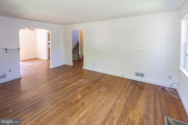 11 MOUNT LAUREL RD, Mount Laurel, NJ 08054