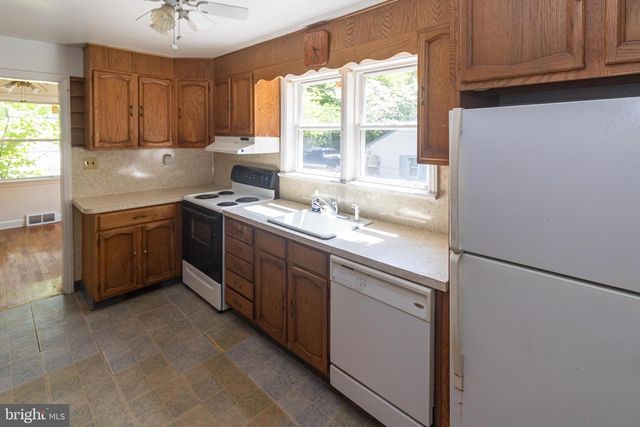 11 MOUNT LAUREL RD, Mount Laurel, NJ 08054