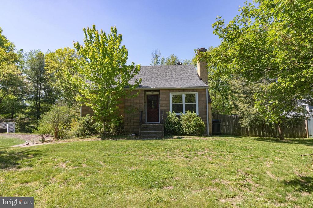 11 MOUNT LAUREL RD, Mount Laurel, NJ 08054