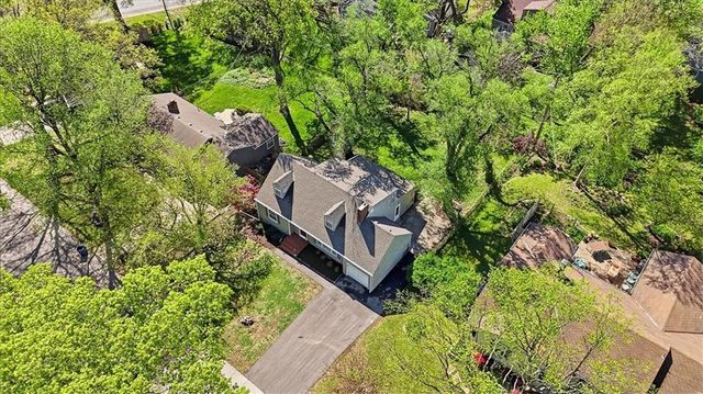 7748 Briar Drive, Prairie Village, KS 66208