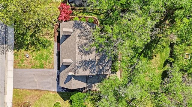 7748 Briar Drive, Prairie Village, KS 66208
