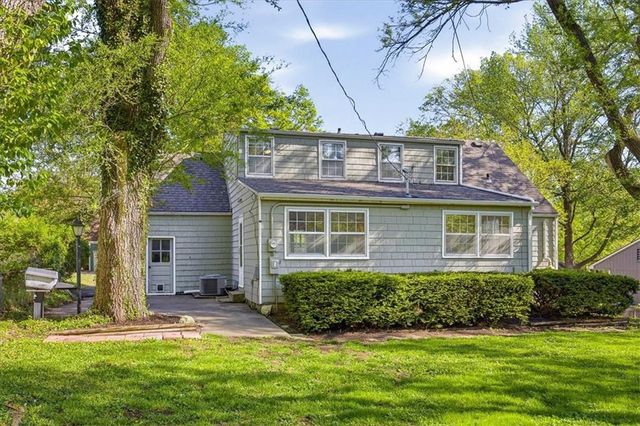 7748 Briar Drive, Prairie Village, KS 66208