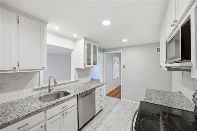 7748 Briar Drive, Prairie Village, KS 66208