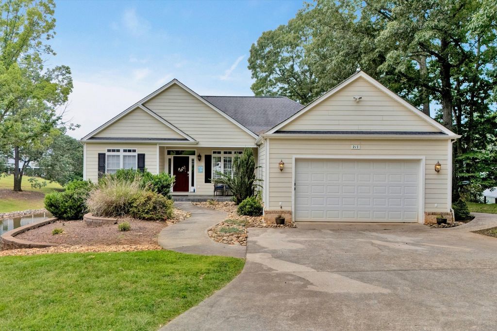 217 Shamrock CT, Huddleston, VA 24104