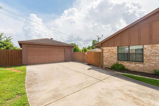 9810 Halliford Drive, Houston, TX 77031