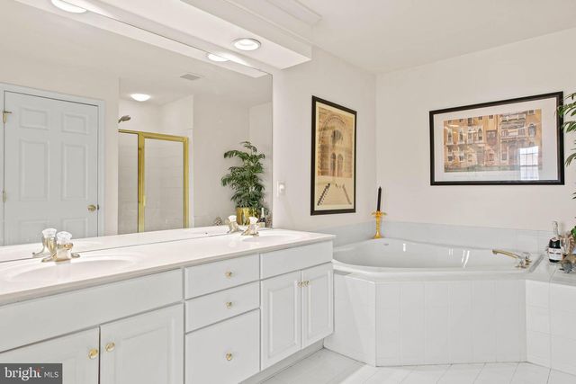 10 ALMOND CT, Lafayette Hill, PA 19444