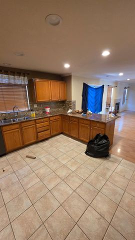 1167 Royal Blue Dr, Stockton, CA 95206