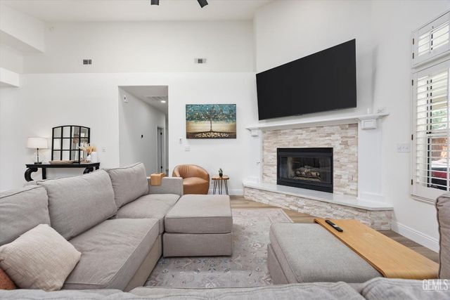7412 Feather River Drive, Bakersfield, CA 93308