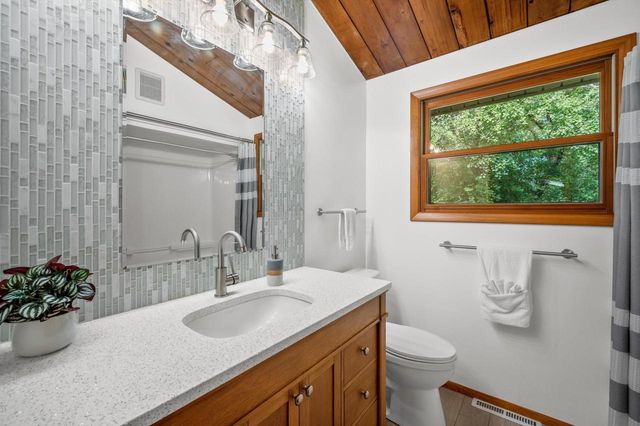 126 E Oak Crest DRIVE, Wales, WI 53183