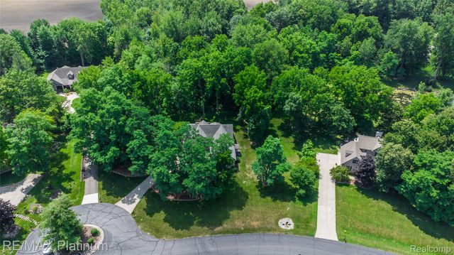 13268 Harborview Drive, Fenton Charter Township, MI 48451