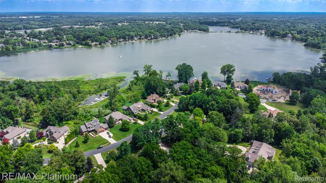 13268 Harborview Drive, Fenton Charter Township, MI 48451