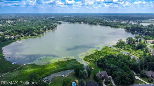 13268 Harborview Drive, Fenton Charter Township, MI 48451