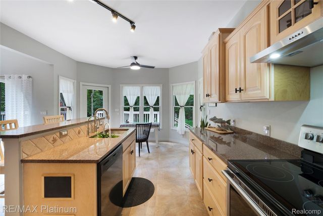 13268 Harborview Drive, Fenton Charter Township, MI 48451
