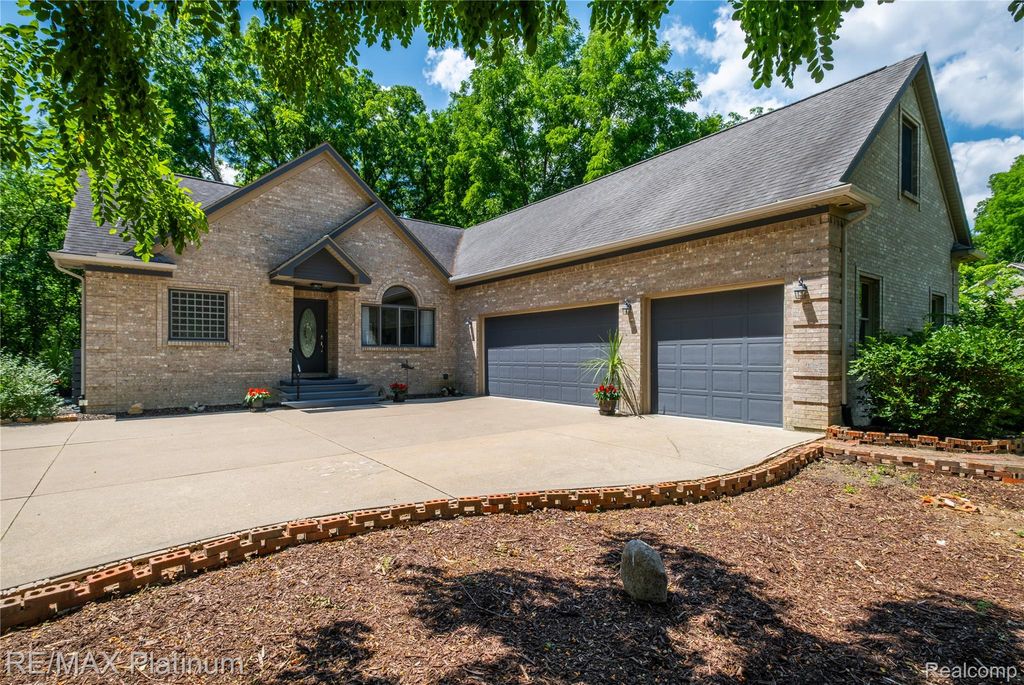 13268 Harborview Drive, Fenton Charter Township, MI 48451