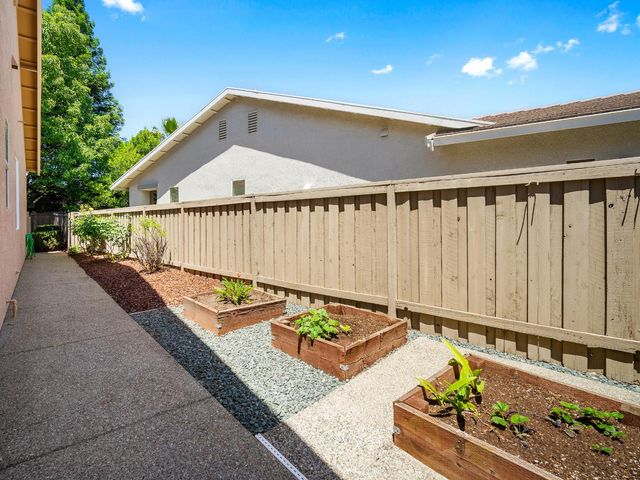 2695 Kingfisher Ln, Lincoln, CA 95648
