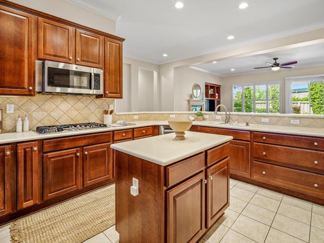 2695 Kingfisher Ln, Lincoln, CA 95648