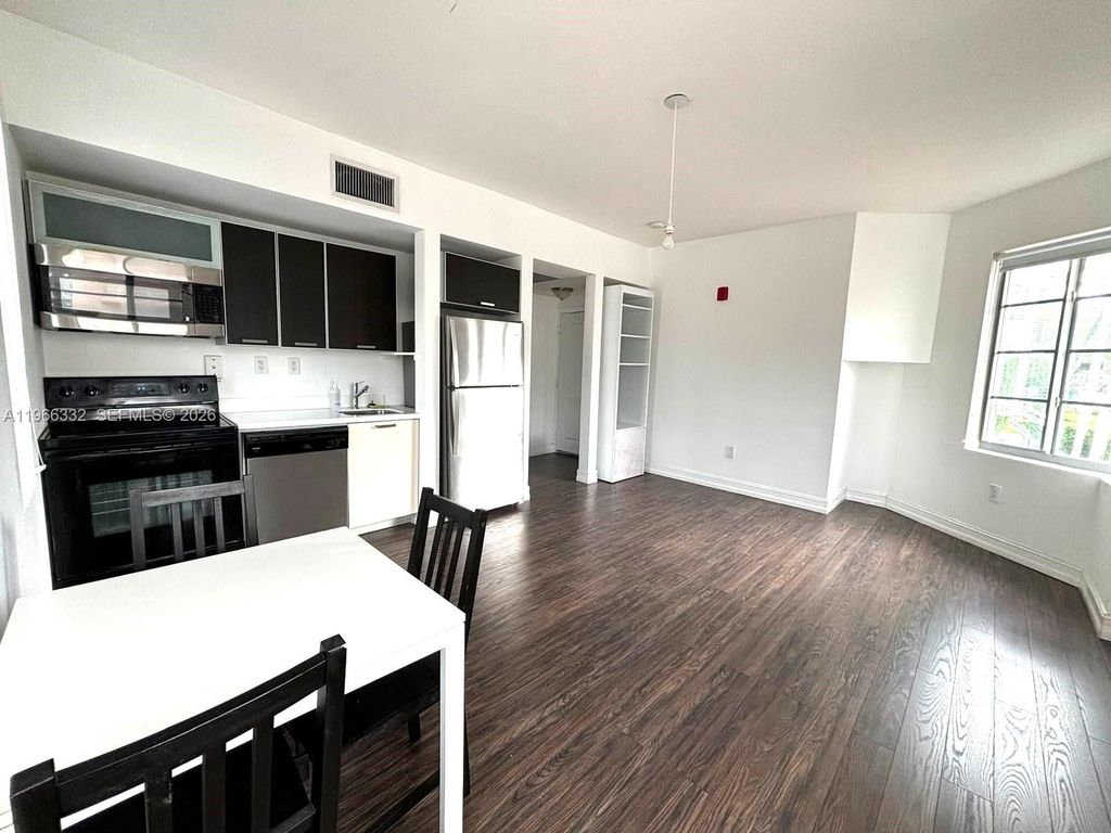 Image 9 of property listing at 621 11th St 101, Miami Beach, FL 33139