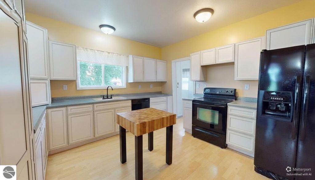 Image 7 of property listing at 8611 S Wise Road, Shepherd, MI 48883