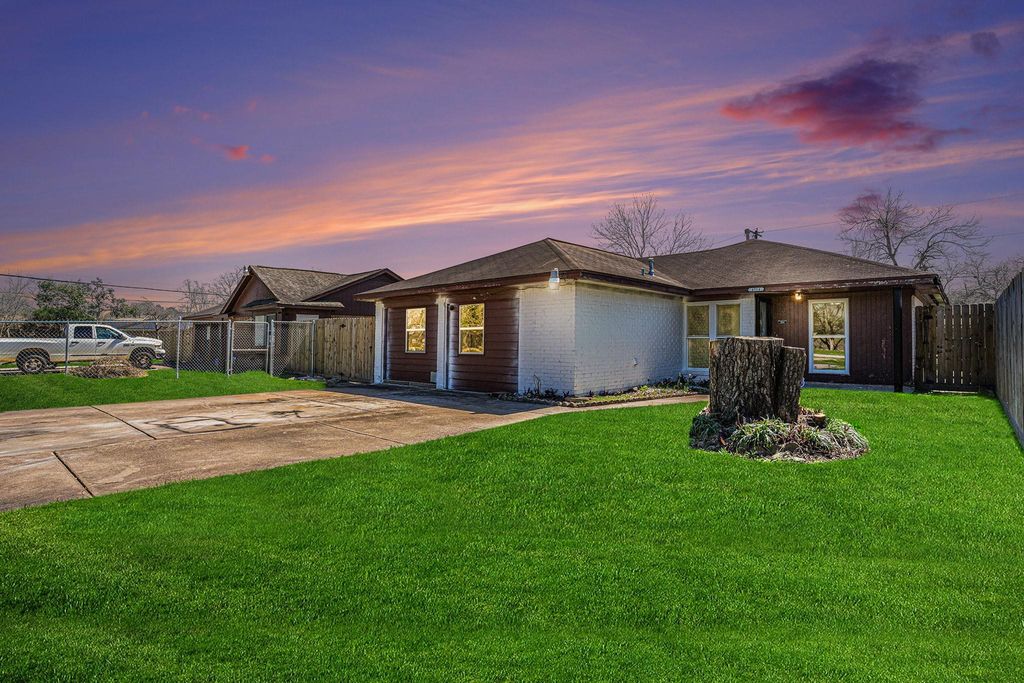 4514 36th Street, Dickinson, TX 77539