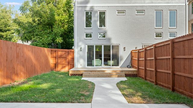 916B N 6th St, Nashville, TN 37207