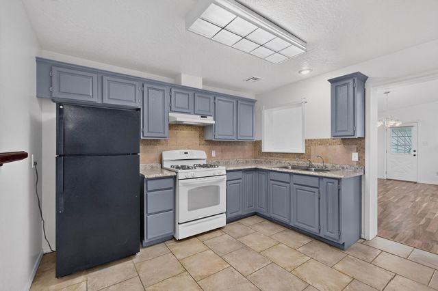 1401 Vista Del Rio Road SW, Albuquerque, NM 87105