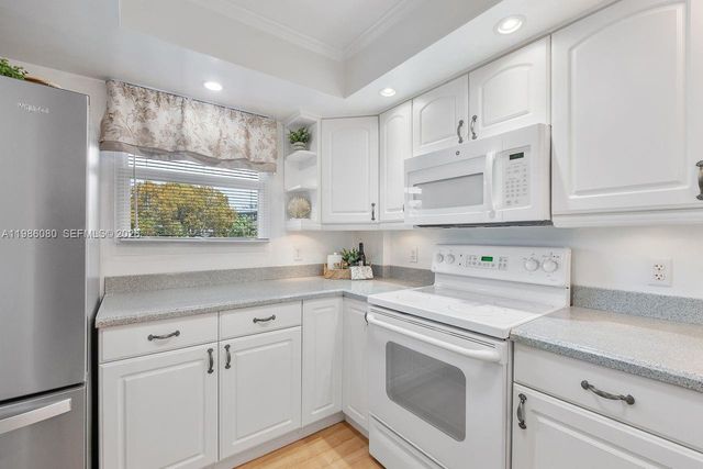 109 Royal Park Drive 2F, Oakland Park, FL 33309