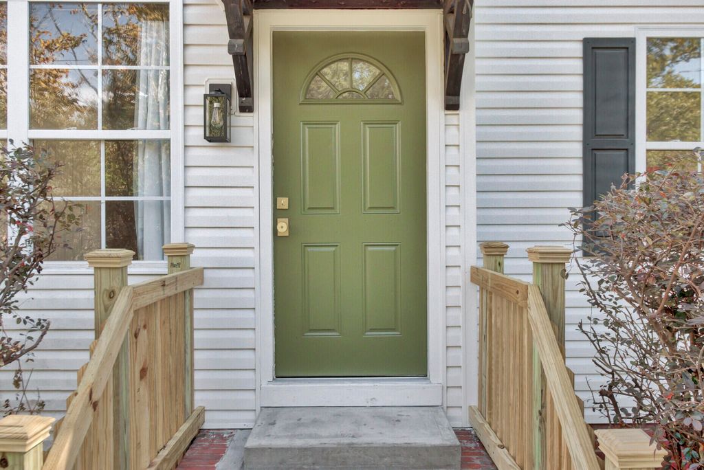 Image 6 of property listing at 4758 Aster Drive, North Charleston, SC 29405