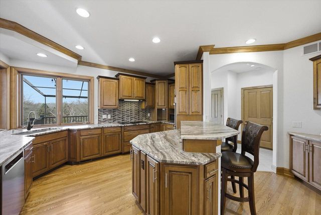 635 W Pierre LANE, Port Washington, WI 53074