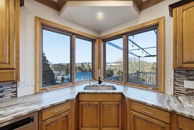 635 W Pierre LANE, Port Washington, WI 53074