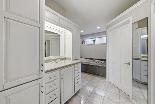 635 W Pierre LANE, Port Washington, WI 53074