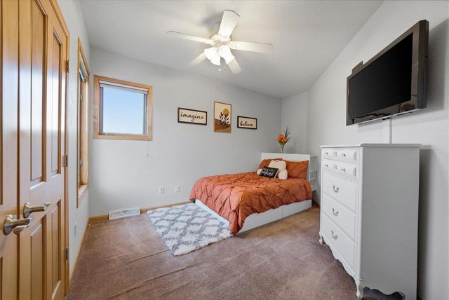 635 W Pierre LANE, Port Washington, WI 53074