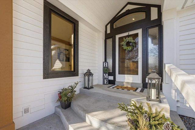 635 W Pierre LANE, Port Washington, WI 53074