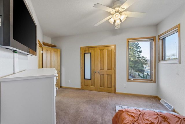 635 W Pierre LANE, Port Washington, WI 53074