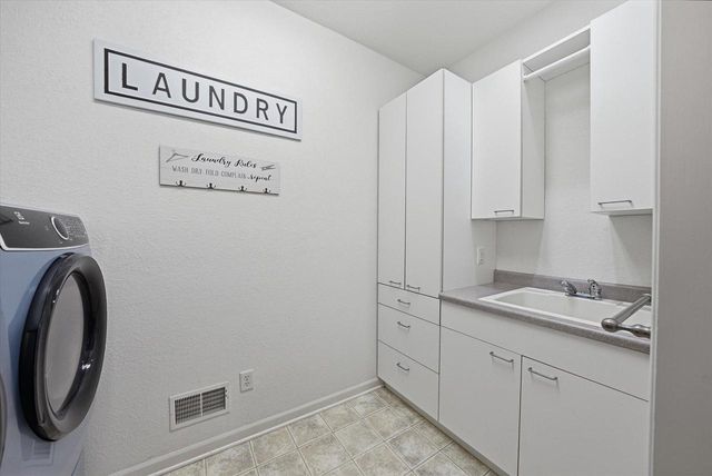 635 W Pierre LANE, Port Washington, WI 53074