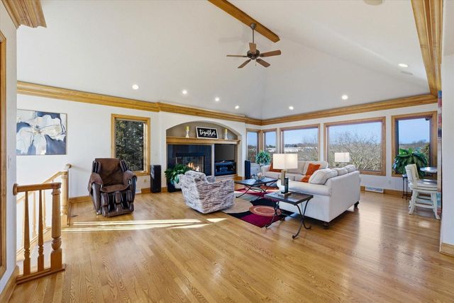 635 W Pierre LANE, Port Washington, WI 53074