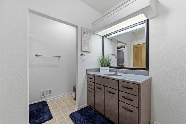 635 W Pierre LANE, Port Washington, WI 53074