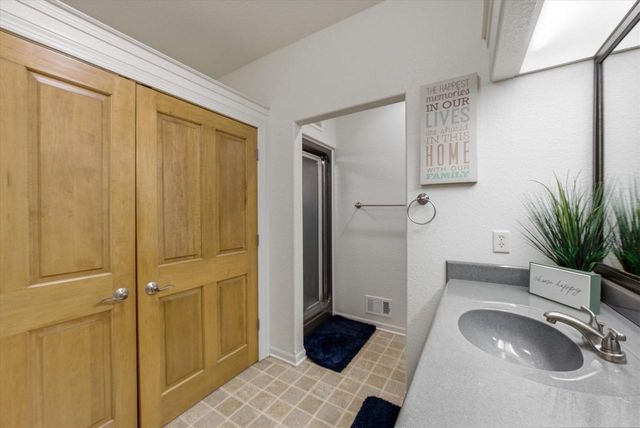 635 W Pierre LANE, Port Washington, WI 53074