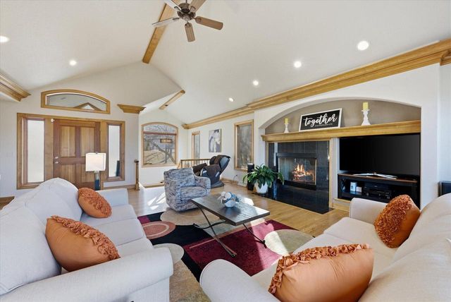 635 W Pierre LANE, Port Washington, WI 53074